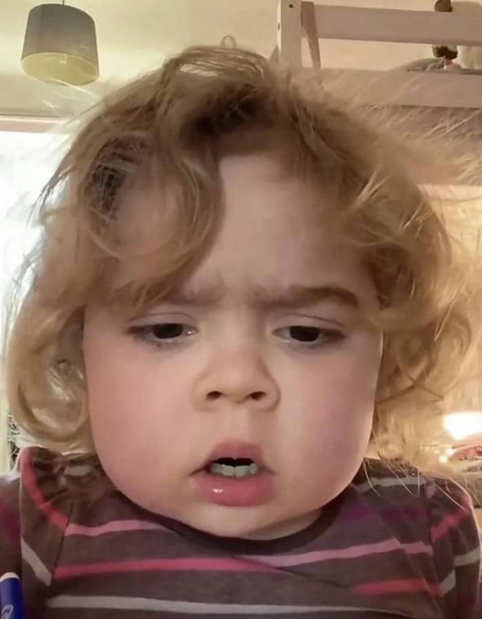 Hình ảnh meme em bé bất ngờ