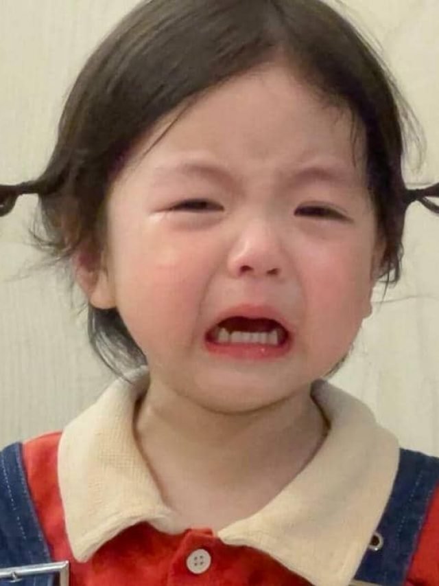 Meme hình em bé khóc