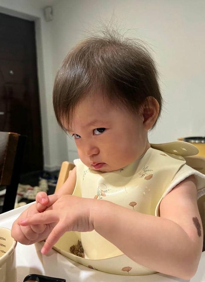 Hình ảnh liếc mắt meme
