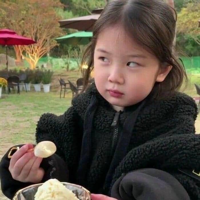 Hình ảnh meme liếc xéo