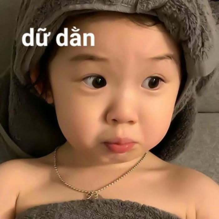 Hình meme em bé liếc