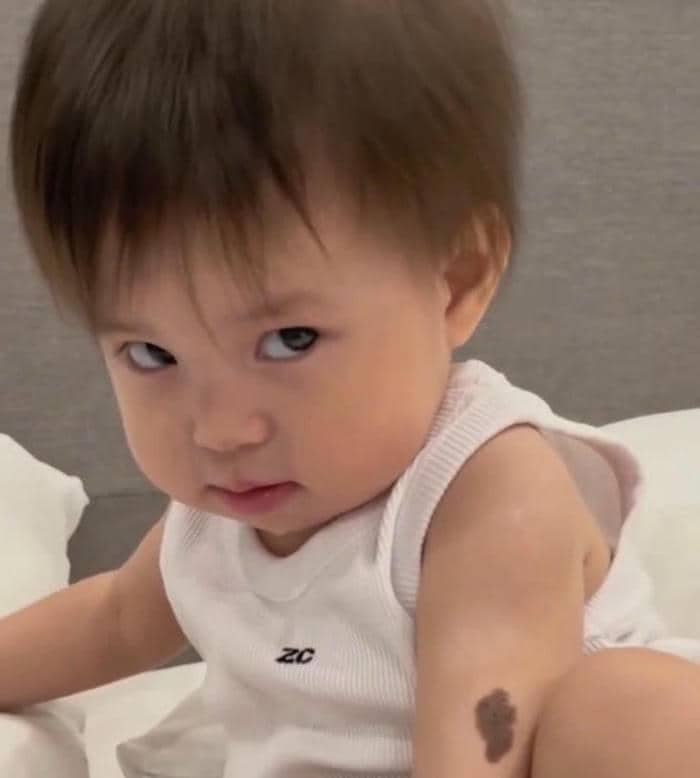 Hình meme liếc cute