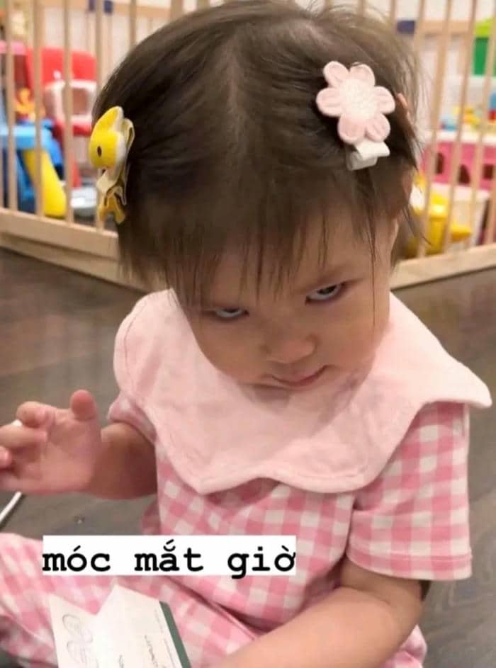 Hình meme liếc mắt
