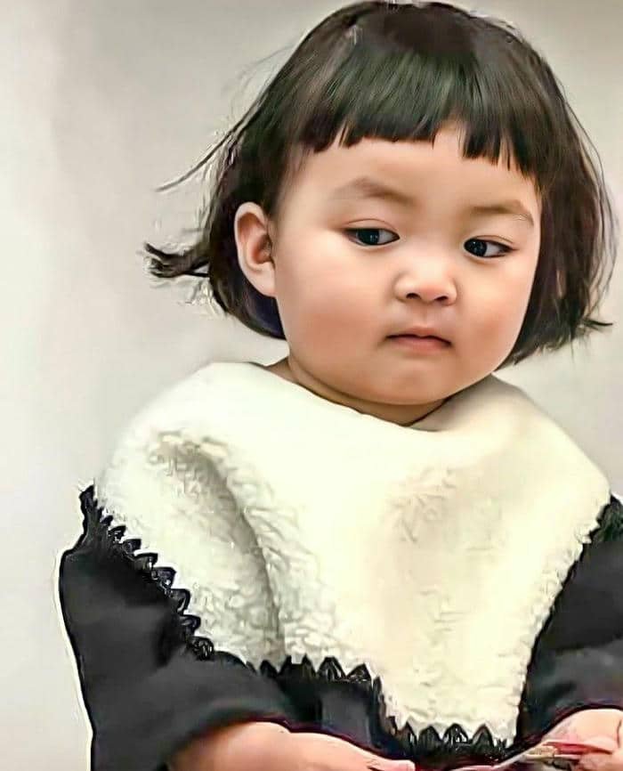 Meme em bé liếc mắt cute