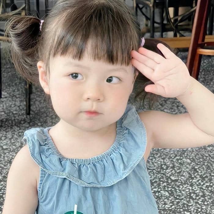 Meme em bé liếc mắt