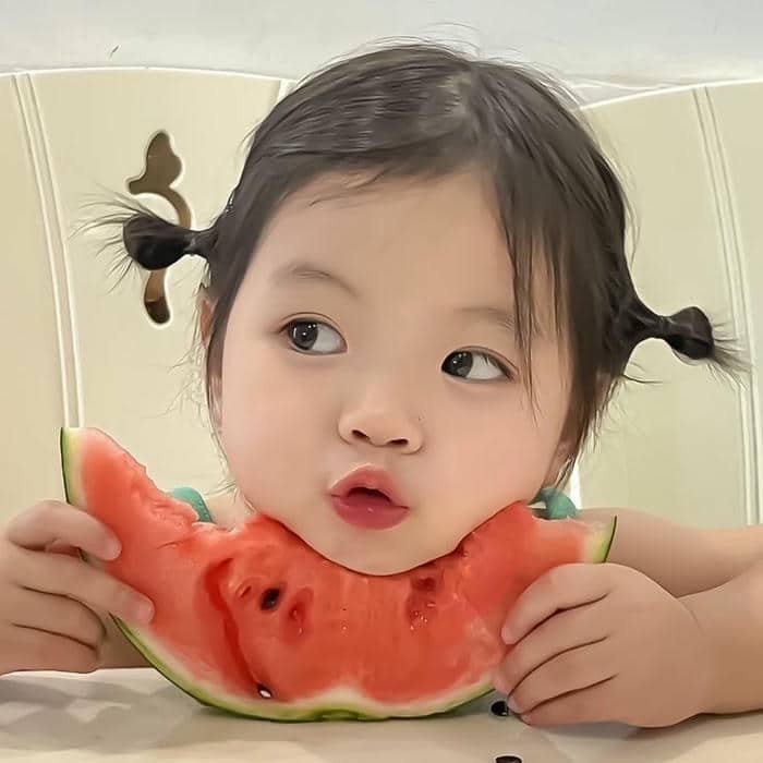 Meme em bé liếc nhìn cute