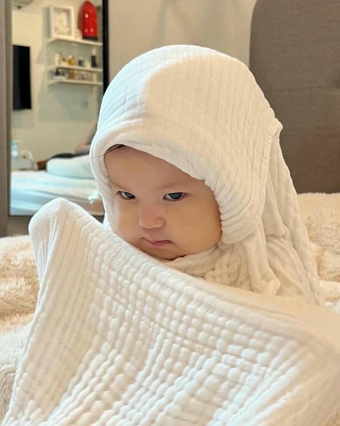 Meme hình ảnh liếc mắt