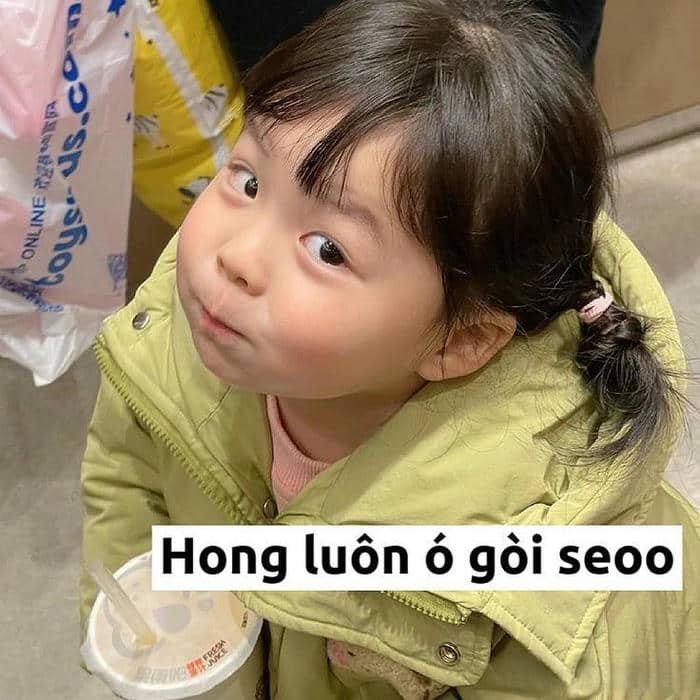 Meme liếc nhìn